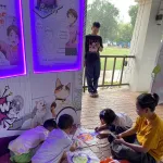 PEA ชวนสัมผัสสีสันยามเย็นริมฟ้า ในงาน TRAT TWILIGHT KITE & MUSIC FESTIVAL 2026  การไฟฟ้าส่วนภูมิภาค (PEA) ร่วมสนับสนุนงาน TRAT TWILIGHT KITE & MUSIC FESTIVAL 2026 เทศกาลว่าวและดนตรีสุดยิ่งใหญ่ของ จังหวัดตราด จัดขึ้น ณ สนามหลวงตราดเฉลิมพระเกียรติ เพื่อคืนความสุขให้ประชาชนชาวตราดและนักท่องเที่ยว พร้อมส่งเสริมการท่องเที่ยว กระตุ้นเศรษฐกิจชุมชน และสร้างภาพลักษณ์ที่ดีให้จังหวัดตราดอย่างสร้างสรรค์  ภายในงานเต็มไปด้วยบรรยากาศอบอุ่นของเทศกาลแห่งความรัก ไฮไลต์พิเศษคือ เทศกาลว่าวยักษ์สุดน่ารัก ที่จะโบยบินแต่งแต้มท้อง