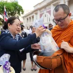 ประธานคณะแม่บ้านและครอบครัว กฟภ. เฝ้าฯ รับเสด็จ สมเด็จพระกนิษฐาธิราชเจ้า กรมสมเด็จพระเทพรัตนราชสุดาฯ สยามบรมราชกุมารี เสด็จพระราชดำเนินไปทรงบาตรพระสงฆ์ เนื่องในโอกาสวันสถาปนาสภากาชาดไทย ครบ 133 ปี