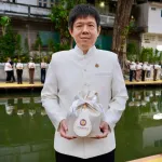 PEA ร่วมกิจกรรมเฉลิมพระเกียรติพระบาทสมเด็จพระเจ้าอยู่หัว ภายใต้โครงการพระราชดำริ “สายน้ำแห่งชีวิต ใต้ร่มพระบารมี สืบสานวิถีรัตนโกสินทร์”  วันที่ 26 กรกฎาคม 2569 นายมงคล ตรีกิจจานนท์ ผู้ว่าการการไฟฟ้าส่วนภูมิภาค มอบหมายให้ นายพงศกร ยุทธโกวิท รองผู้ว่าการการไฟฟ้าส่วนภูมิภาค ทำบุญตักบาตรพระภิกษุสงฆ์ทางน้ำ และร่วมกิจกรรมเฉลิมพระเกียรติพระบาทสมเด็จพระเจ้าอยู่หัว เนื่องในโอกาสวันเฉลิมพระชนมพรรษา 28 กรกฎาคม 2569 ภายใต้โครงการพระราชดำริ ตามพระบรมราโชบาย “สายน้ำแห่งชีวิต ใต้ร่มพระบารมี สืบสานวิถีรัตนโกสินทร์” ณ สวนส