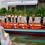 PEA ร่วมกิจกรรมเฉลิมพระเกียรติพระบาทสมเด็จพระเจ้าอยู่หัว ภายใต้โครงการพระราชดำริ “สายน้ำแห่งชีวิต ใต้ร่มพระบารมี สืบสานวิถีรัตนโกสินทร์”  วันที่ 26 กรกฎาคม 2569 นายมงคล ตรีกิจจานนท์ ผู้ว่าการการไฟฟ้าส่วนภูมิภาค มอบหมายให้ นายพงศกร ยุทธโกวิท รองผู้ว่าการการไฟฟ้าส่วนภูมิภาค ทำบุญตักบาตรพระภิกษุสงฆ์ทางน้ำ และร่วมกิจกรรมเฉลิมพระเกียรติพระบาทสมเด็จพระเจ้าอยู่หัว เนื่องในโอกาสวันเฉลิมพระชนมพรรษา 28 กรกฎาคม 2569 ภายใต้โครงการพระราชดำริ ตามพระบรมราโชบาย “สายน้ำแห่งชีวิต ใต้ร่มพระบารมี สืบสานวิถีรัตนโกสินทร์” ณ สวนส