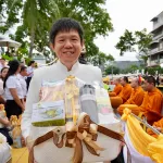 PEA ร่วมกิจกรรมเฉลิมพระเกียรติพระบาทสมเด็จพระเจ้าอยู่หัว ภายใต้โครงการพระราชดำริ “สายน้ำแห่งชีวิต ใต้ร่มพระบารมี สืบสานวิถีรัตนโกสินทร์”  วันที่ 26 กรกฎาคม 2569 นายมงคล ตรีกิจจานนท์ ผู้ว่าการการไฟฟ้าส่วนภูมิภาค มอบหมายให้ นายพงศกร ยุทธโกวิท รองผู้ว่าการการไฟฟ้าส่วนภูมิภาค ทำบุญตักบาตรพระภิกษุสงฆ์ทางน้ำ และร่วมกิจกรรมเฉลิมพระเกียรติพระบาทสมเด็จพระเจ้าอยู่หัว เนื่องในโอกาสวันเฉลิมพระชนมพรรษา 28 กรกฎาคม 2569 ภายใต้โครงการพระราชดำริ ตามพระบรมราโชบาย “สายน้ำแห่งชีวิต ใต้ร่มพระบารมี สืบสานวิถีรัตนโกสินทร์” ณ สวนส