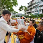 PEA ร่วมกิจกรรมเฉลิมพระเกียรติพระบาทสมเด็จพระเจ้าอยู่หัว ภายใต้โครงการพระราชดำริ “สายน้ำแห่งชีวิต ใต้ร่มพระบารมี สืบสานวิถีรัตนโกสินทร์”  วันที่ 26 กรกฎาคม 2569 นายมงคล ตรีกิจจานนท์ ผู้ว่าการการไฟฟ้าส่วนภูมิภาค มอบหมายให้ นายพงศกร ยุทธโกวิท รองผู้ว่าการการไฟฟ้าส่วนภูมิภาค ทำบุญตักบาตรพระภิกษุสงฆ์ทางน้ำ และร่วมกิจกรรมเฉลิมพระเกียรติพระบาทสมเด็จพระเจ้าอยู่หัว เนื่องในโอกาสวันเฉลิมพระชนมพรรษา 28 กรกฎาคม 2569 ภายใต้โครงการพระราชดำริ ตามพระบรมราโชบาย “สายน้ำแห่งชีวิต ใต้ร่มพระบารมี สืบสานวิถีรัตนโกสินทร์” ณ สวนส