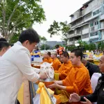 PEA ร่วมกิจกรรมเฉลิมพระเกียรติพระบาทสมเด็จพระเจ้าอยู่หัว ภายใต้โครงการพระราชดำริ “สายน้ำแห่งชีวิต ใต้ร่มพระบารมี สืบสานวิถีรัตนโกสินทร์”  วันที่ 26 กรกฎาคม 2569 นายมงคล ตรีกิจจานนท์ ผู้ว่าการการไฟฟ้าส่วนภูมิภาค มอบหมายให้ นายพงศกร ยุทธโกวิท รองผู้ว่าการการไฟฟ้าส่วนภูมิภาค ทำบุญตักบาตรพระภิกษุสงฆ์ทางน้ำ และร่วมกิจกรรมเฉลิมพระเกียรติพระบาทสมเด็จพระเจ้าอยู่หัว เนื่องในโอกาสวันเฉลิมพระชนมพรรษา 28 กรกฎาคม 2569 ภายใต้โครงการพระราชดำริ ตามพระบรมราโชบาย “สายน้ำแห่งชีวิต ใต้ร่มพระบารมี สืบสานวิถีรัตนโกสินทร์” ณ สวนส