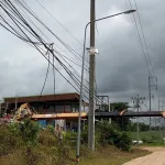 PEA เร่งฟื้นฟูระบบไฟฟ้า หลังเกิดเหตุรถเครนล้มทับสายไฟฟ้าในพื้นที่อำเภอแม่ระมาด จังหวัดตาก