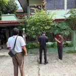 PEA เดินหน้าสำรวจบ้านครัวเรือนที่เข้าร่วมโครงการโซลาร์ภาคประชาชน ต่อเนื่อง  วันที่ 30 ตุลาคม 2569 การไฟฟ้าส่วนภูมิภาค (PEA) จังหวัดชลบุรี จังหวัดสุโขทัย จังหวัดขอนแก่น และจังหวัดอุดรธานี จัดทีมงานลงพื้นที่สำรวจครัวเรือนที่สมัครเข้าร่วมโครงการโซลาร์ภาคประชาชน ต่อเนื่องเพื่อตรวจสอบความเหมาะสมของสถานที่ติดตั้งระบบผลิตไฟฟ้าจากพลังงานแสงอาทิตย์ (Solar Rooftop) และใช้เทคโนโลยีโดรนบินสำรวจสภาพหลังคาและพื้นที่ติดตั้ง เพิ่มความสะดวก รวดเร็ว และมีประสิทธิภาพในการเก็บข้อมูลประกอบการพิจารณา ให้เป็นไปตามหลักเกณฑ์ มาตรฐา