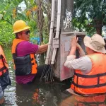 PEA ระดมทีมเฉพาะกิจ เร่งฟื้นฟูระบบไฟฟ้า ช่วยเหลือผู้ประสบอุทกภัยในอำเภอบางคล้า
