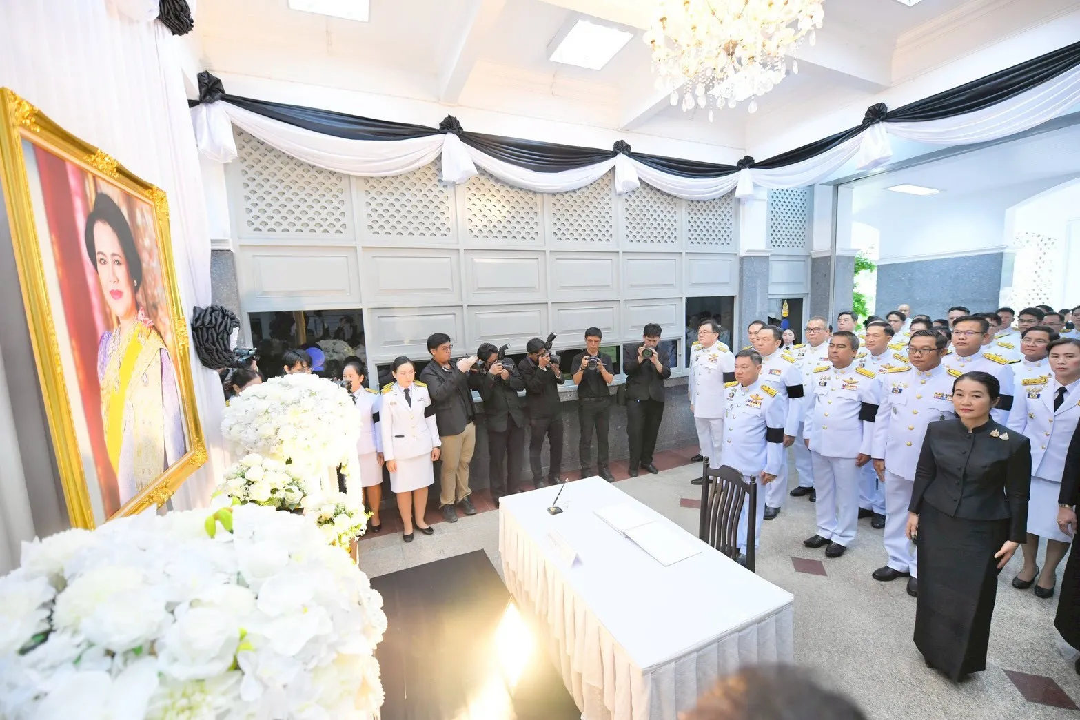 PEA ร่วมลงนามแสดงความอาลัยหน้าพระฉายาลักษณ์ถวายแด่สมเด็จพระนางเจ้าสิริกิติ์ พระบรมราชินีนาถ พระบรมราชชนนีพันปีหลวง