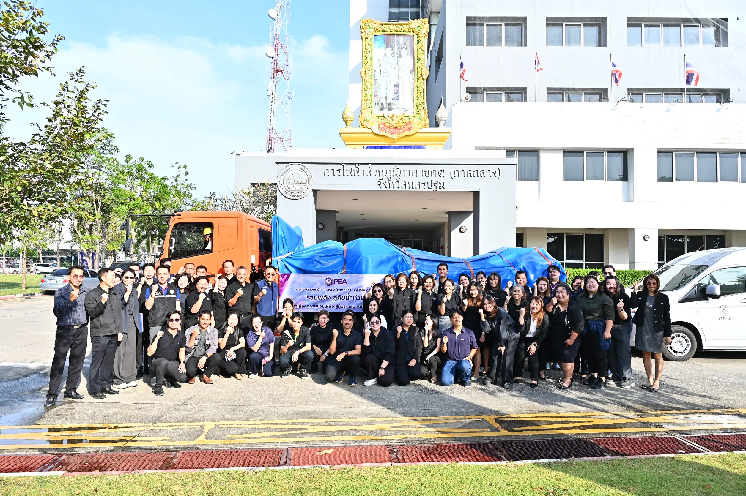 PEA ส่งโรงครัวเคลื่อนที่ ปรุงอาหาร จัดน้ำดื่ม เรือยนต์ พร้อมจิตอาสาช่วยผู้ประสบอุทกภัยภาคใต้