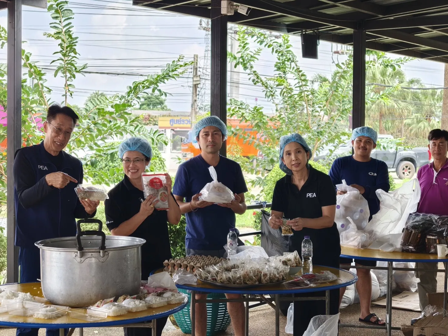 PEA ระดมทีมช่วยเหลือผู้ประสบอุทกภัย จังหวัดสงขลา ตั้งศูนย์ประกอบอาหาร แจกจ่ายน้ำดื่ม พร้อมลงพื้นที่ส่งต่อความช่วยเหลือเร่งด่วน