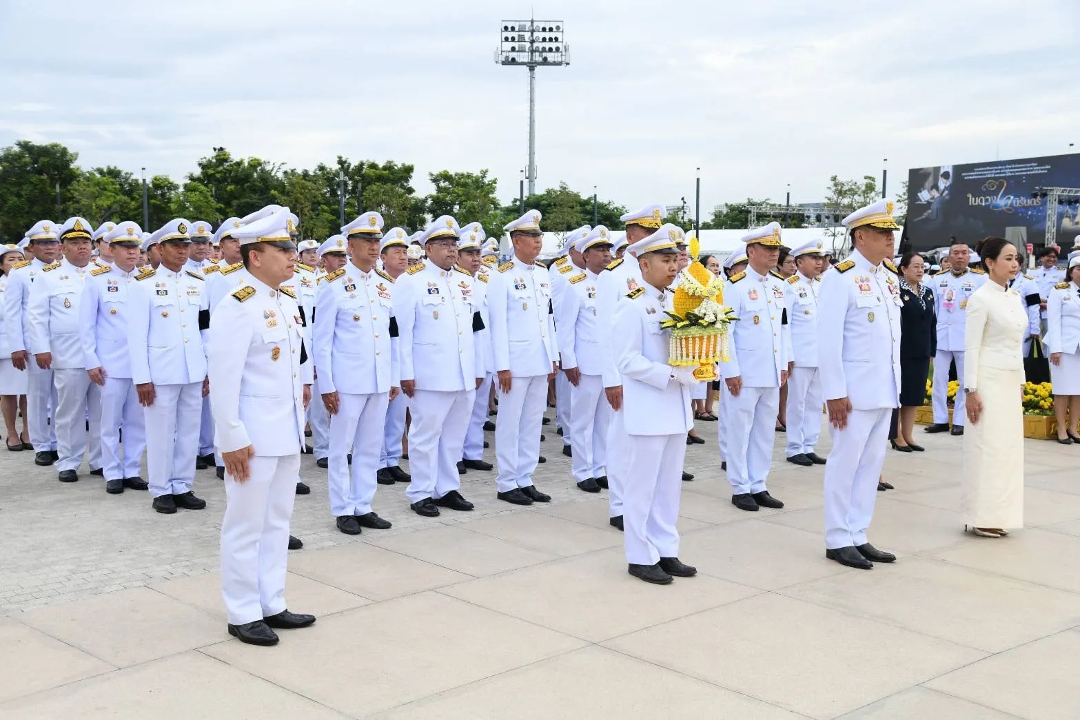 PEA วางพุ่มดอกไม้ถวายบังคมพระบรมราชานุสาวรีย์พระบาทสมเด็จพระบรมชนกาธิเบศร มหาภูมิพลอดุลยเดชมหาราชบรมนาถบพิตร