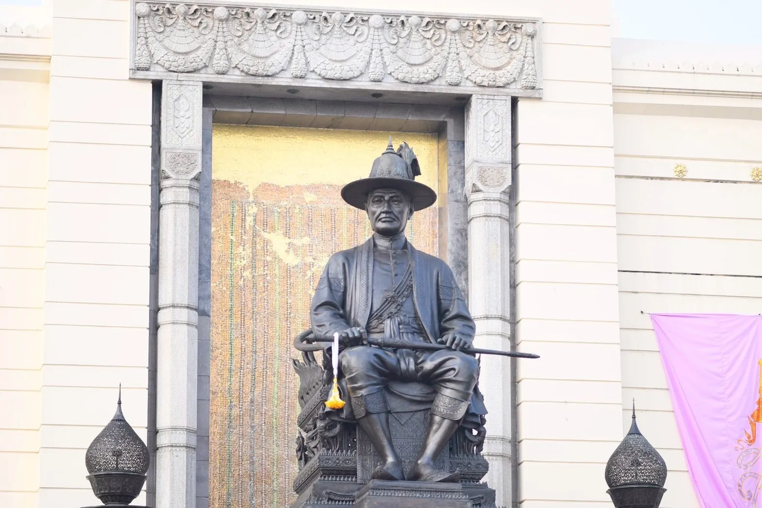 PEA หน่วยงานสังกัดกระทรวงมหาดไทย ร่วมวางพานพุ่มเนื่องในวันพระบาทสมเด็จพระพุทธยอดฟ้าจุฬาโลกมหาราช และวันที่ระลึกมหาจักรีบรมราชวงศ์ ประจำปี 2569