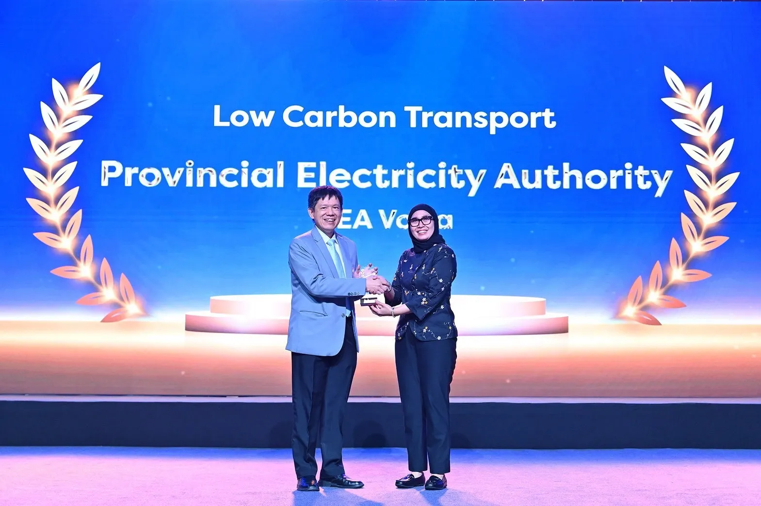 PEA คว้ารางวัล Power & Energy Awards 2026 ในงาน Enlit Asia 2026 ยกระดับ PEA VOLTA ด้วยเทคโนโลยี GeoAI วิเคราะห์ทำเลสถานีชาร์จ EV การไฟฟ้าส่วนภูมิภาค (PEA) คว้ารางวัล Power & Energy Awards 2026 ในงาน Enlit Asia 2026 จากผลงาน “PEA VOLTA: การศึกษาและวิเคราะห์การคัดเลือกทำเลที่ตั้งเชิงกลยุทธ์สำหรับสถานีอัดประจุไฟฟ้า PEA VOLTA” โดยมี นายพงศกร ยุทธโกวิท รองผู้ว่าการการไฟฟ้าส่วนภูมิภาค เป็นผู้แทนรับรางวัล ณ ICE BSD City กรุงจาการ์ตา ประเทศอินโดนีเซีย โครงการดังกล่าวนำเทคโนโลยี Spatial Intelligence (ความฉลาดเชิงพ