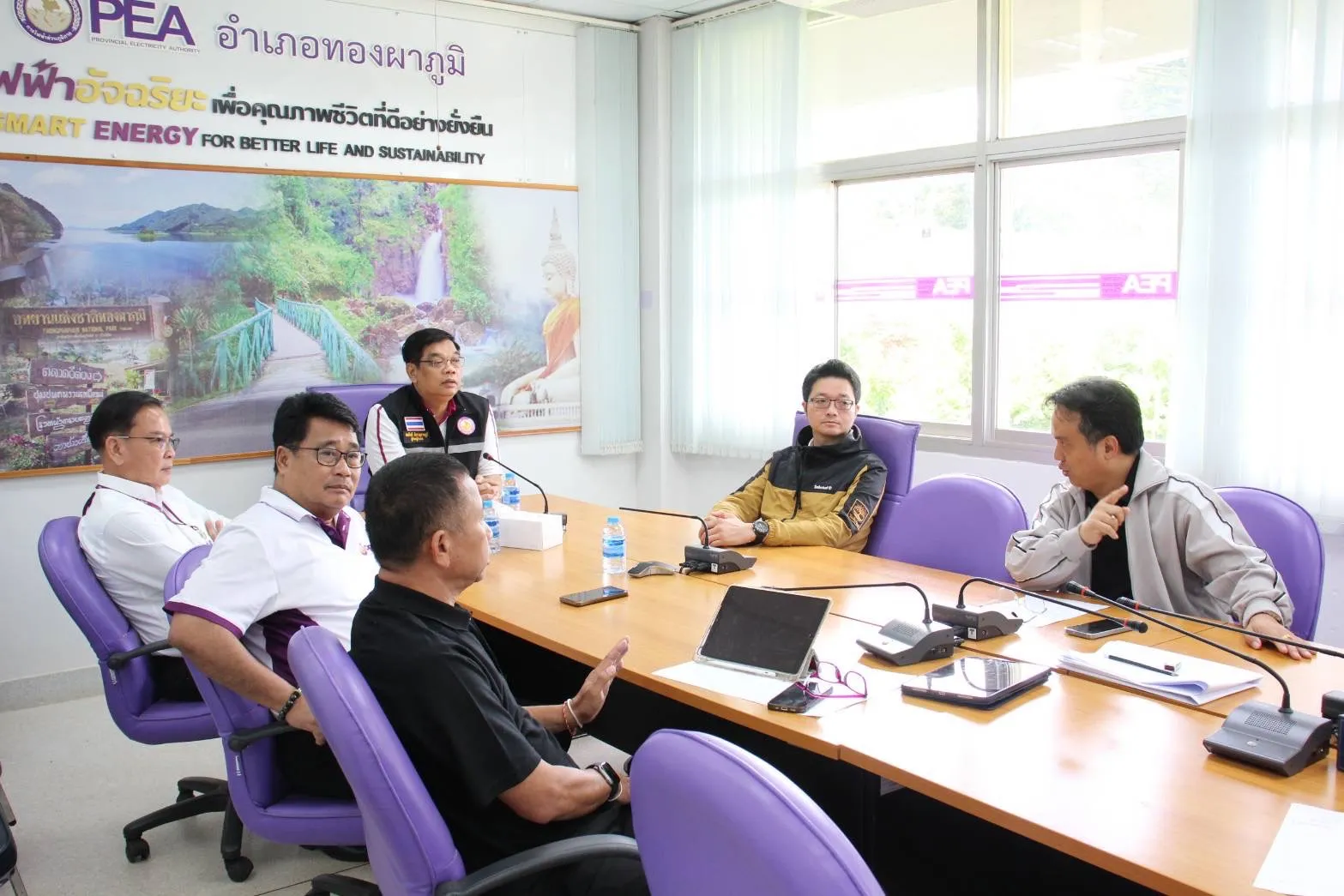PEA ระดมทีมงาน เร่งกู้คืนระบบไฟฟ้าที่จ่ายไฟให้อำเภอสังขละบุรี และตำบลห้วยเขย่ง อำเภอทองผาภูมิ